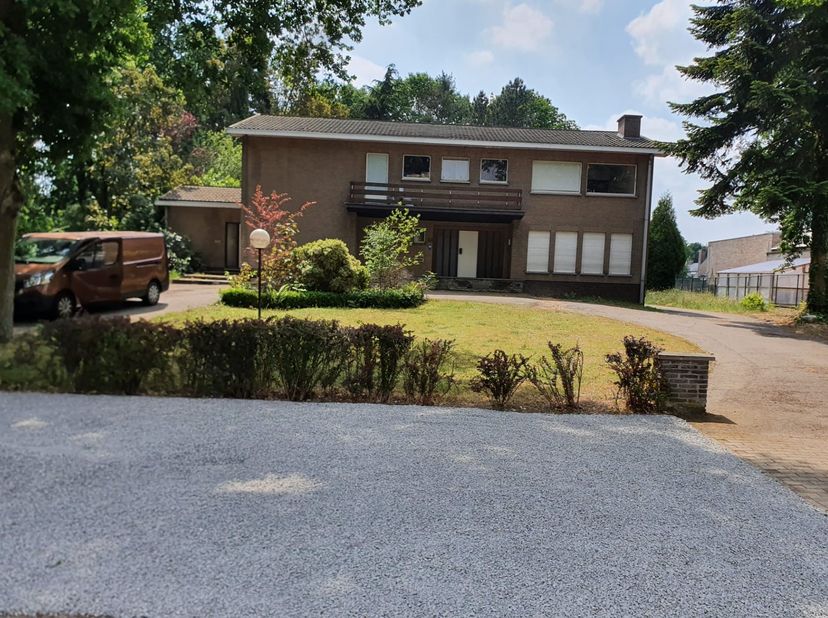 Dokterswoning met aparte ingang naar praktijkruimte / 1 slaapkamer appartement. &lt;br /&gt;
Privé gedeelte van deze woning heeft 6 slaapkamers en 4 badkame